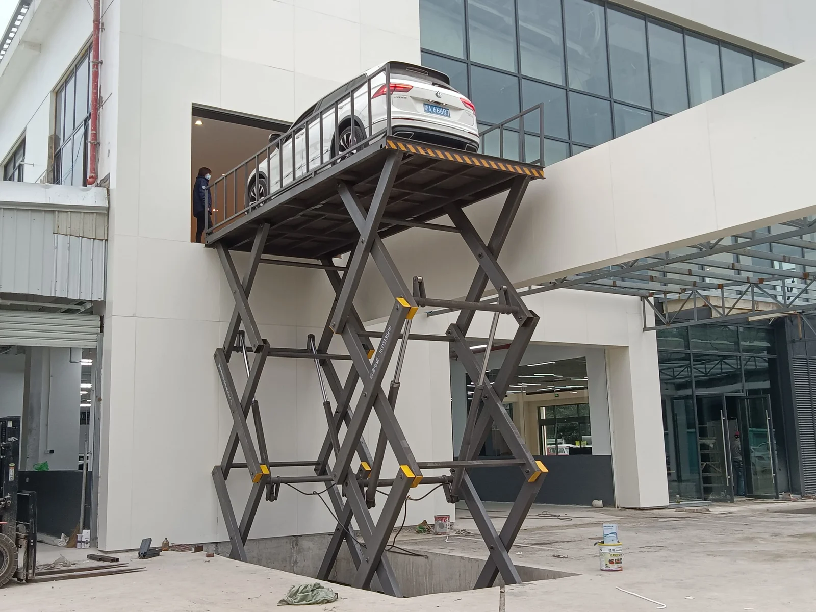 In-ground hydraulic scissor lift